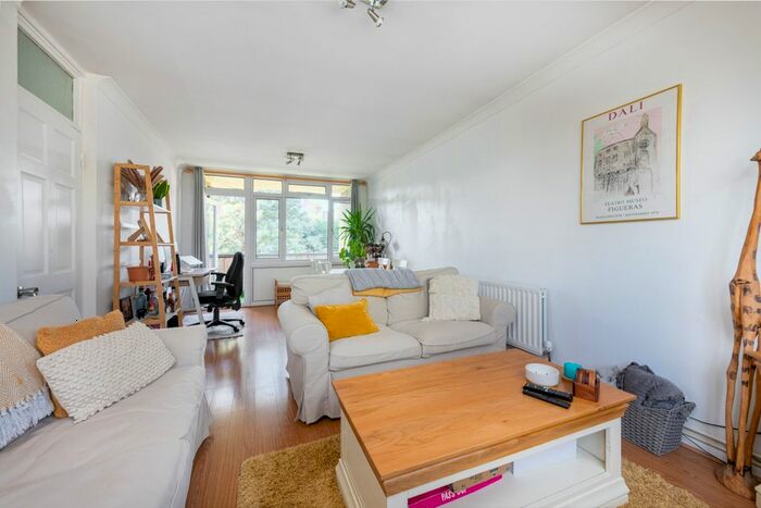2 Bedroom Flat To Rent In Astonville Street, Southfields, SW18