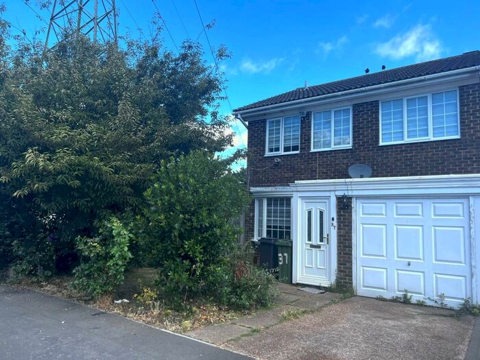 4 Bedroom House To Rent In Lakelands Close, Eastbourne, BN22