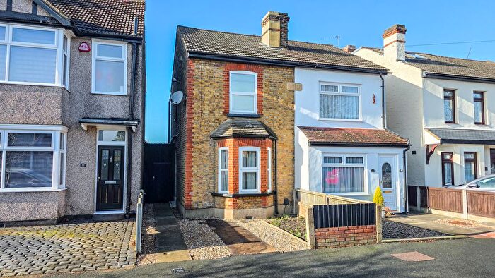 3 Bedroom Semi Detached House For Sale In Salisbury Road, Gidea Park, RM2