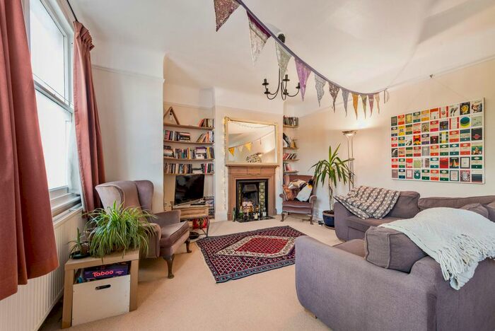 3 Bedroom Maisonette To Rent In Pendle Road, London, SW16