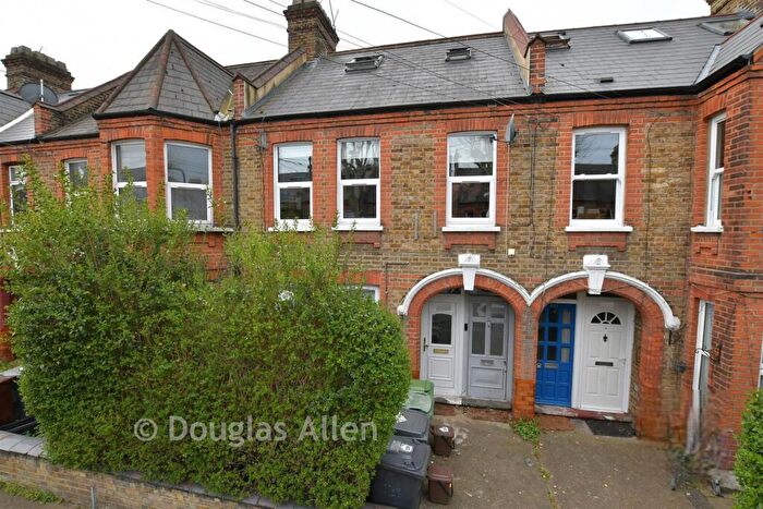 3 Bedroom Maisonette For Sale In Blyth Road, Walthamstow, Waltham Forest, E17