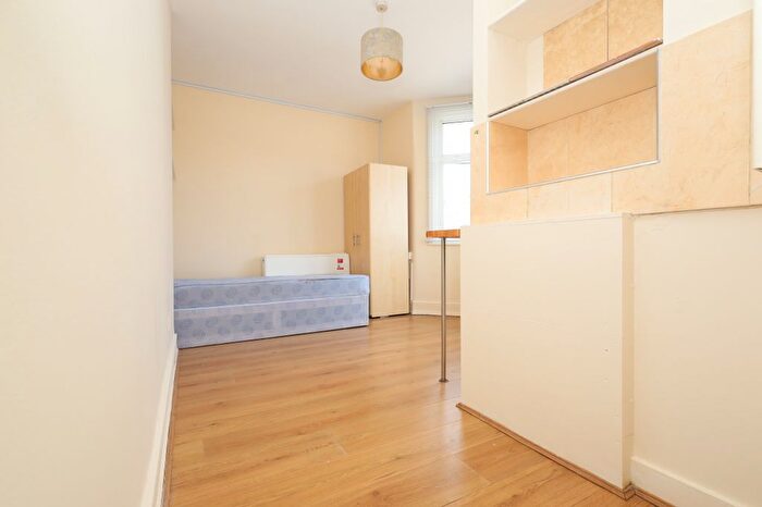 Studio To Rent In Dowsett Road, London, N17