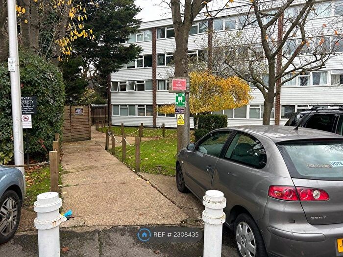 2 Bedroom Flat To Rent In Long Green, Essex, IG7