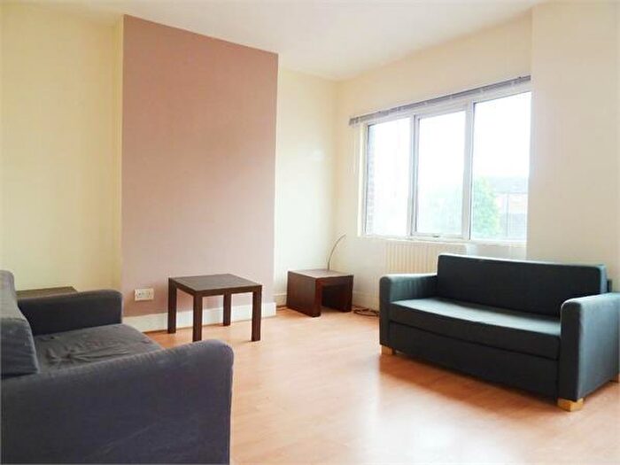 3 Bedroom Flat To Rent In Battersea High Street, Battersea, SW11
