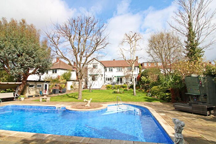4 Bedroom Detached House For Sale In Kenwood Drive, Beckenham, BR3