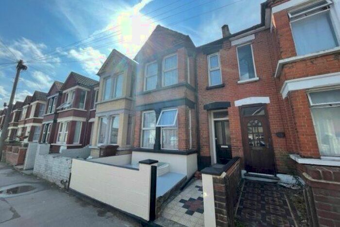 3 Bedroom Property To Rent In Rainham Road, Chatham, ME5
