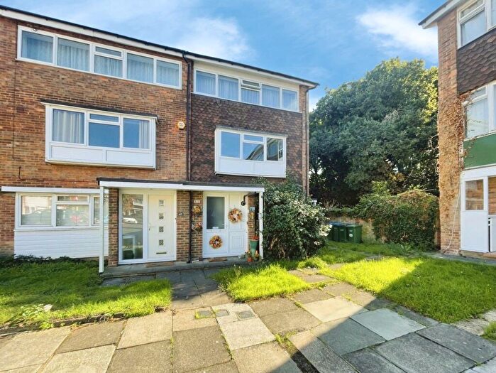 2 Bedroom Maisonette For Sale In Oakways, London, SE9