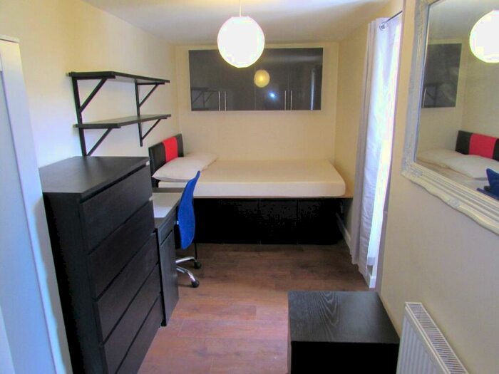 1 Bedroom Semi-Detached House To Rent In Bed Student Home - Somner Close, CT2