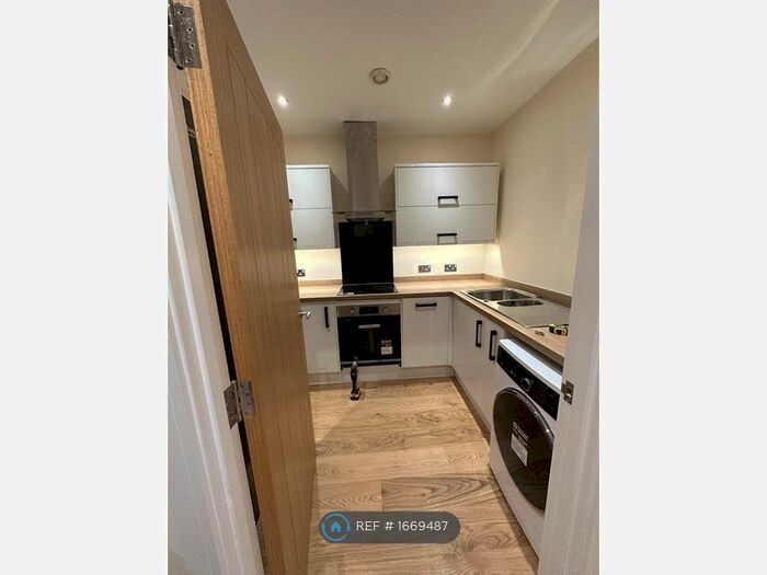 2 Bedroom Flat To Rent In Oceana Boulevard, Southampton, SO14