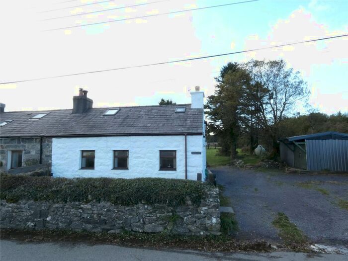 3 Bedroom Semi-Detached House To Rent In Llwybrmain, Mynydd Llandygai, Bangor, Gwynedd, LL57