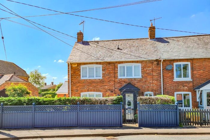 3 Bedroom End Of Terrace House For Sale In High Street North, Stewkley, LU7
