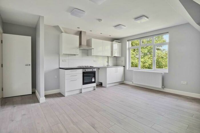 3 Bedroom Flat To Rent In Westwood Hill, London, SE26