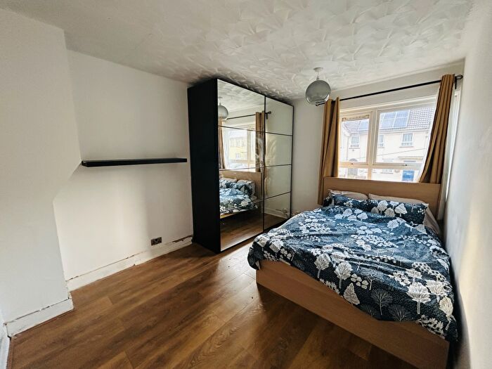 Flat To Rent In Dicken Road, Gravesend, DA12