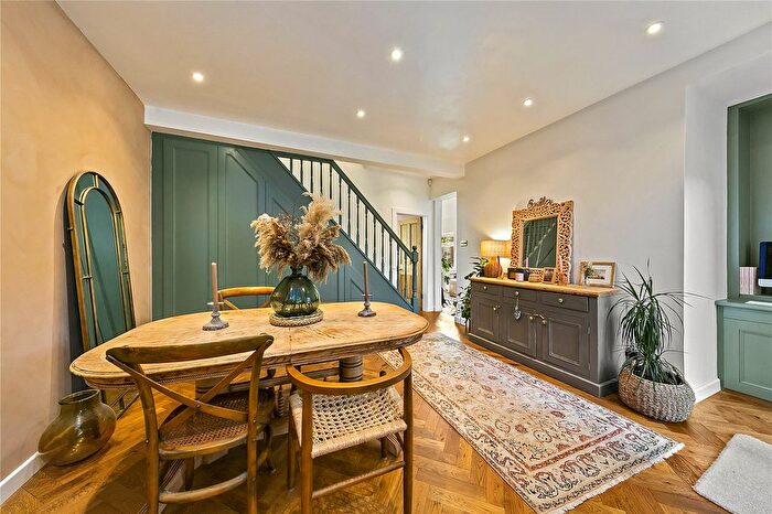 3 Bedroom Semi-detached House For Sale In Myrtle Road, Hampton Hill, TW12