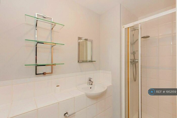 2 Bedroom Flat To Rent In Coombe Way, Farnborough, GU14