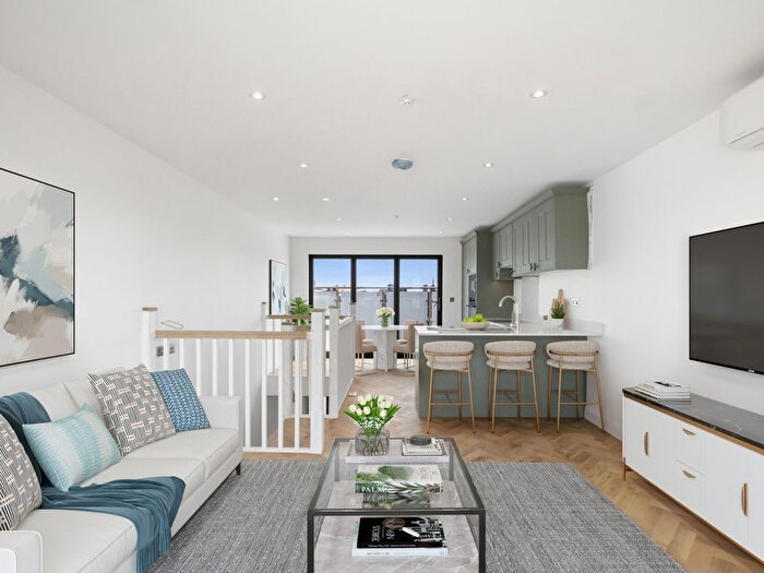 2 Bedroom Flat For Sale In Farm Lane, London, SW6