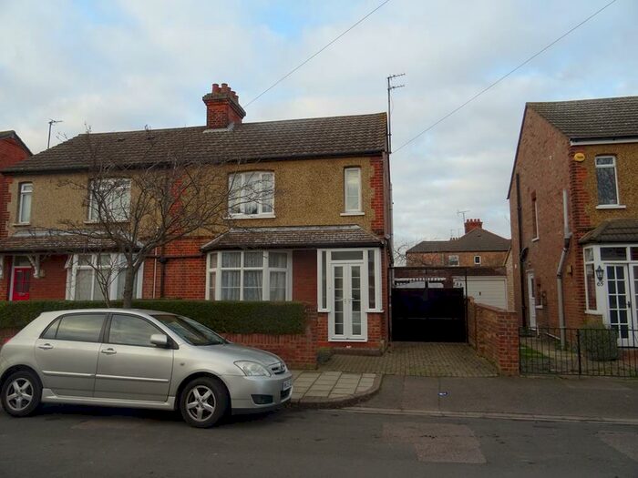 4 Bedroom Semi-Detached House To Rent In Winifred Road, Bedford, MK40