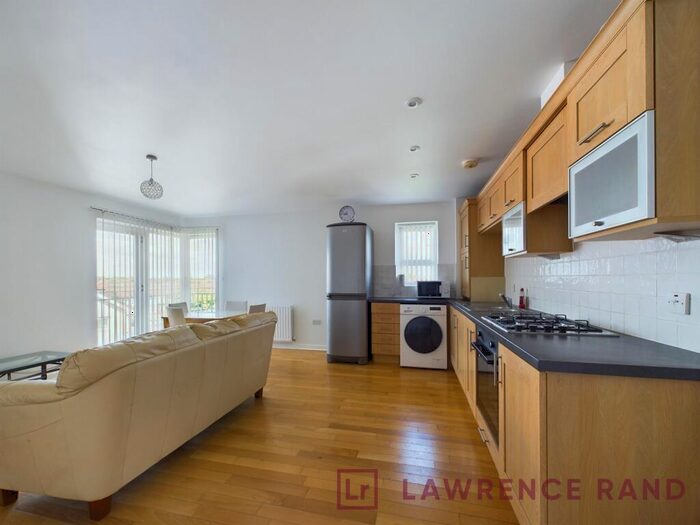 2 Bedroom Flat To Rent In Longwood Avenue, Slough, SL3