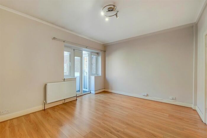 2 Bedroom Flat For Sale In Courtleigh, Bridge Lane, Temple Fortune, NW11