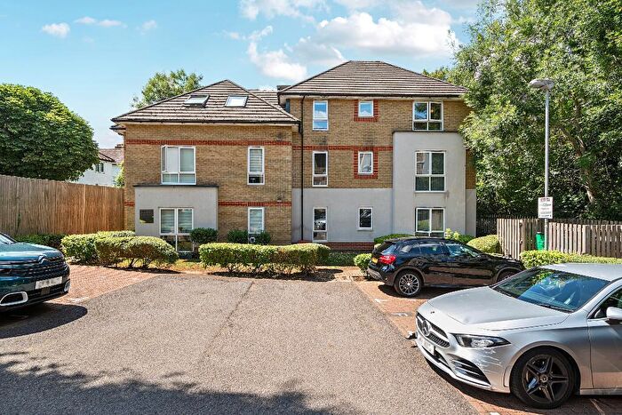 2 Bedroom Flat For Sale In Hadleigh Grove, Coulsdon, Surrey, CR5