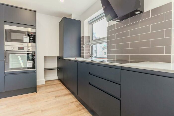 2 Bedroom Flat To Rent In Camberwell Road, Camberwell, London, SE5