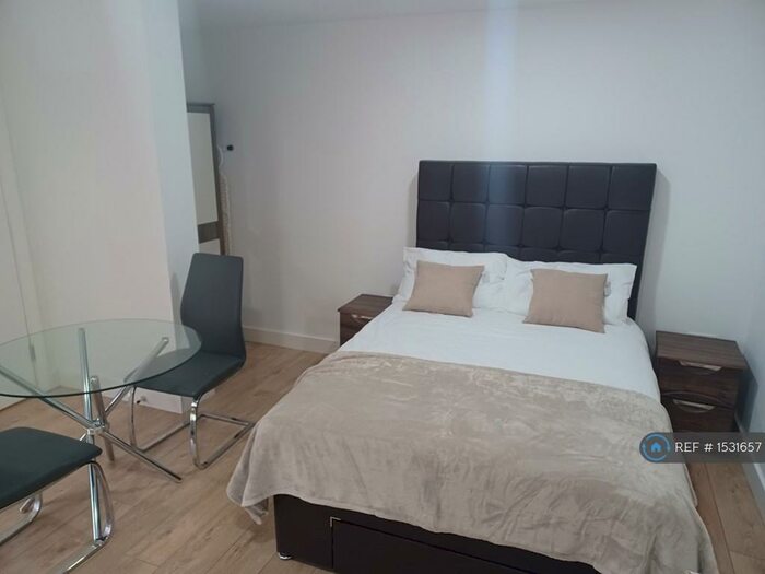 Studio To Rent In The Midway, Newcastle Under Lyme, ST5