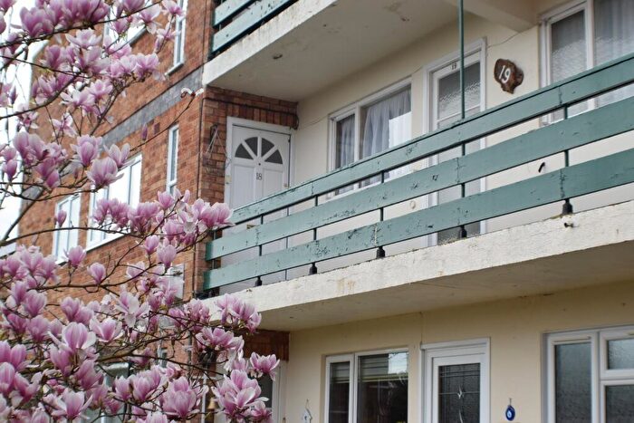 2 Bedroom Flat To Rent In Dark Lane, Tiddington, CV37