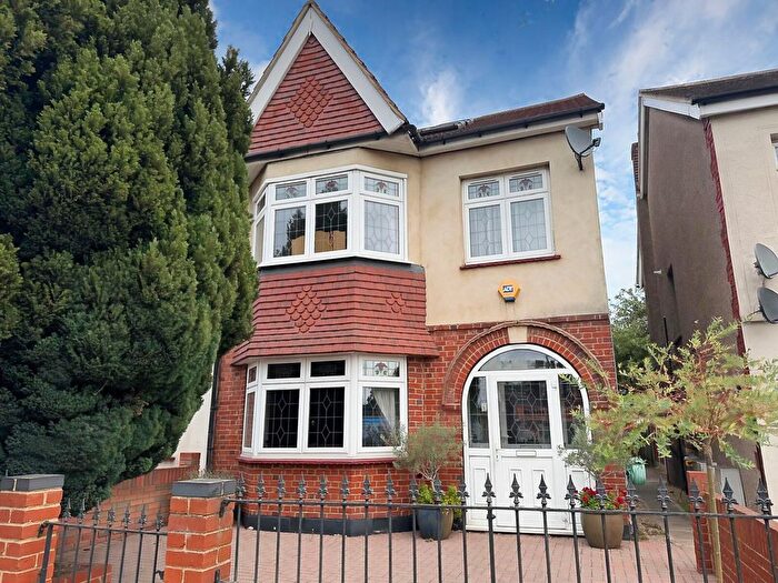 4 Bedroom Semi-Detached House For Sale In Upminster Road, Hornchurch, RM11