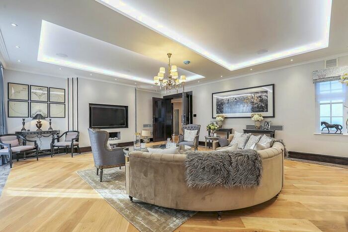 3 Bedroom Flat To Rent In King Street, London, SW1Y