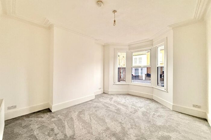 2 Bedroom Flat To Rent In Wesley Road, Essex, SS1