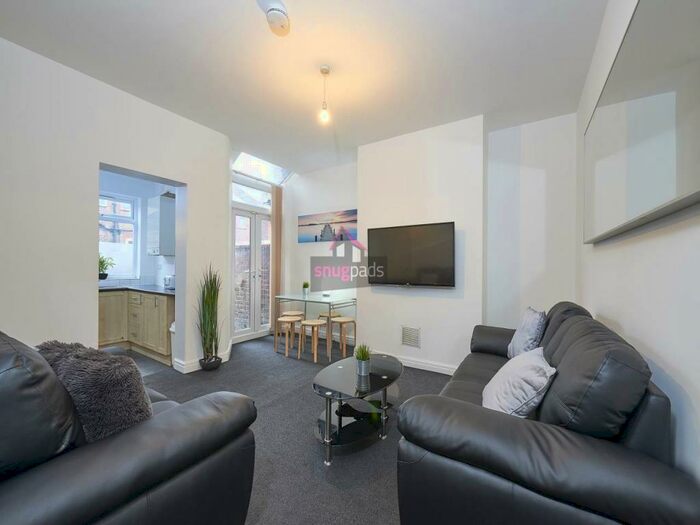 5 Bedroom House To Rent In Bolton Road, Salford, Manchester, M6