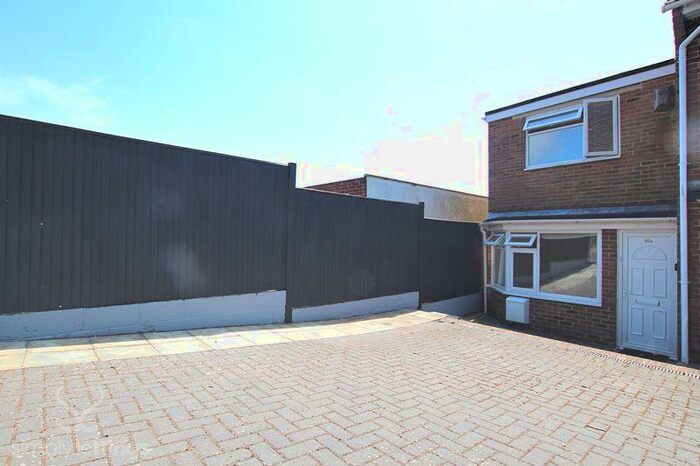 1 Bedroom Flat To Rent In Holmbush Way, Brighton, BN42