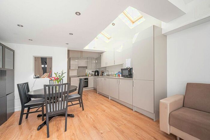 3 Bedroom Terraced House To Rent In Long Lane, Finchley, London, N3