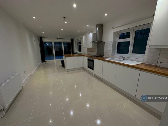 2 Bedroom Flat To Rent In Fernlea Road, London, SW12