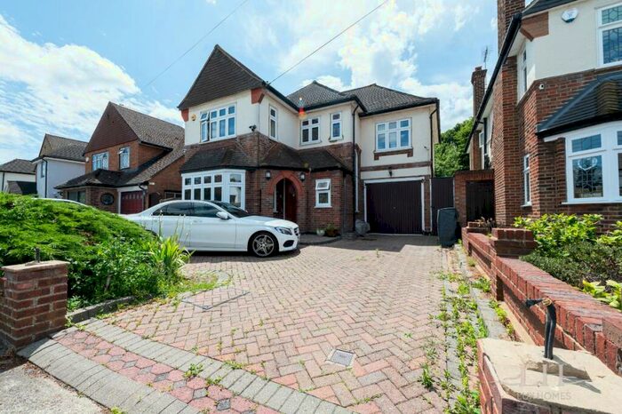 4 Bedroom Detached House For Sale In Links Avenue, Romford, RM2