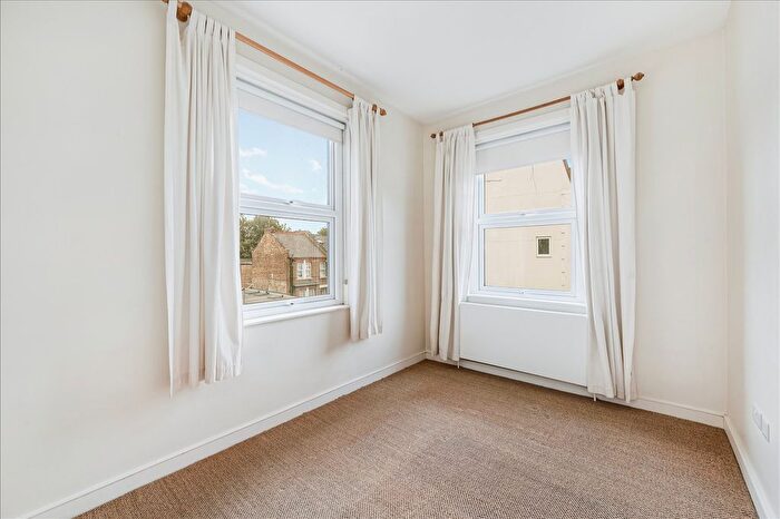 1 Bedroom Flat For Sale In Askew Road, Shepherd's Bush, W12
