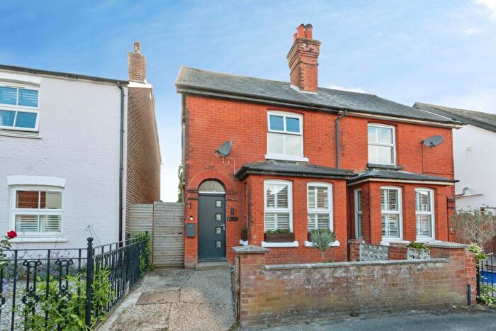 3 Bedroom Semi-Detached House For Sale In York Road, Farnborough, Hampshire, GU14