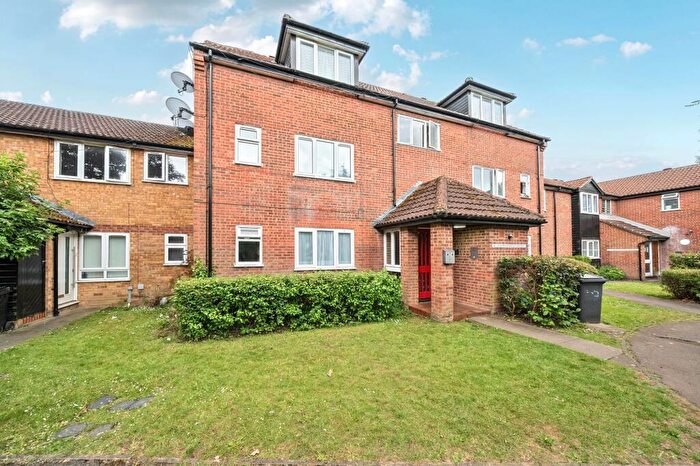 2 Bedroom Flat For Sale In Springwood Crescent, Edgware, HA8