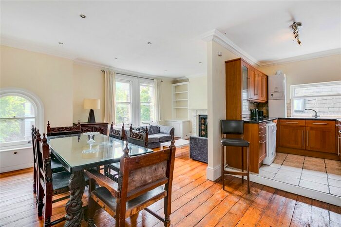 2 Bedroom Flat To Rent In North Side Wandsworth Common, London, SW18