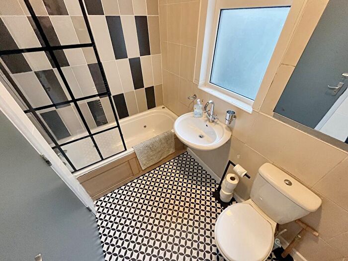 6 Bedroom Terraced House For Sale In Taff Embankment, Grangetown, Cardiff, CF11