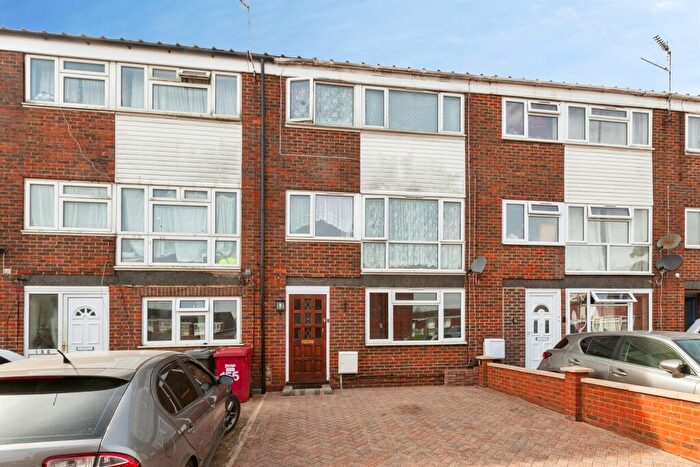 6 Bedroom Town House For Sale In Spackmans Way, Slough, SL1