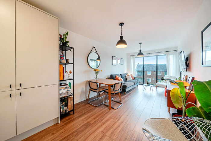 2 Bedroom Apartment For Sale In Gordon Road, London, SE15