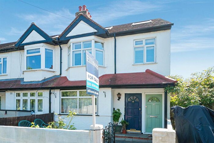 2 Bedroom Maisonette For Sale In Chesham Road, Colliers Wood, SW19