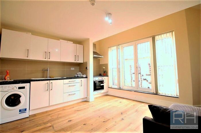 2 Bedroom Flat To Rent In High Street, Hornsey, London, N8
