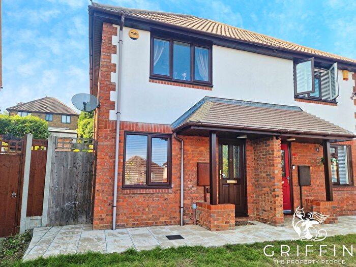 2 Bedroom Semi-Detached House For Sale In Downs Grove, Basildon, SS16