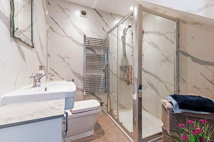 2 Bedroom Cottage For Sale In Bluecoat Pond, Horsham, RH13