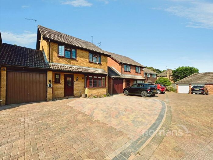 4 Bedroom Detached House For Sale In Squarefield Gardens, Hook, Hampshire, RG27