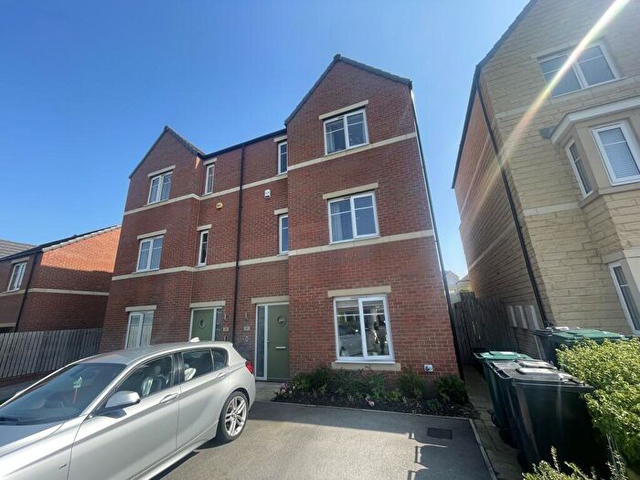 3 Bedroom House To Rent In Carr Rise Beck, Apperly Bridge, BD10