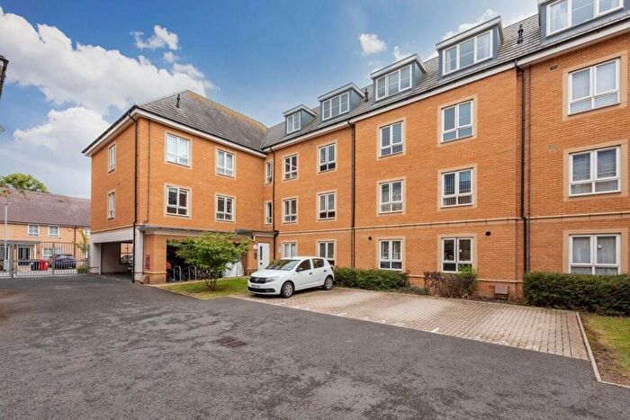 2 Bedroom Flat For Sale In Kenyon Way, Langley, Berkshire, SL3