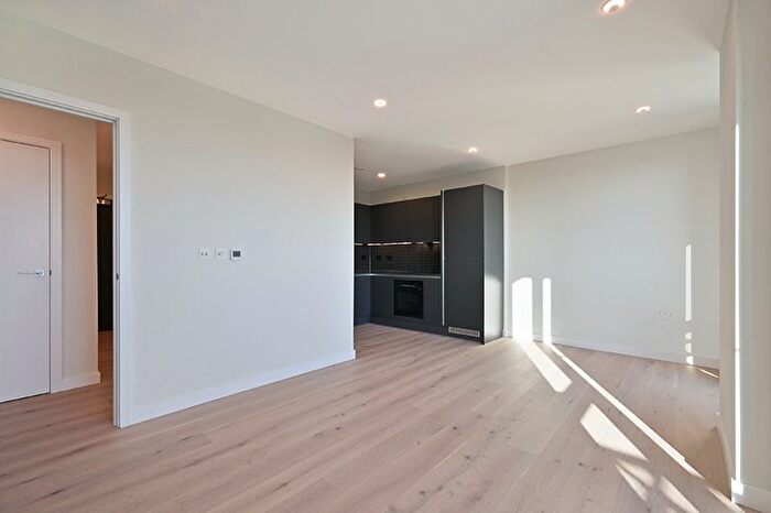 2 Bedroom Flat To Rent In Middle Road, London, W7